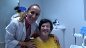 Implantologia Network con Nicola Lettera e stefania mariotti insieme ad una paziente senza osso dalla francia per ottenere la nostra famosa tecnica che evita innesti rialzi zigomatici tutti imoalri senza finte gengive naturali e de cio che ottiene